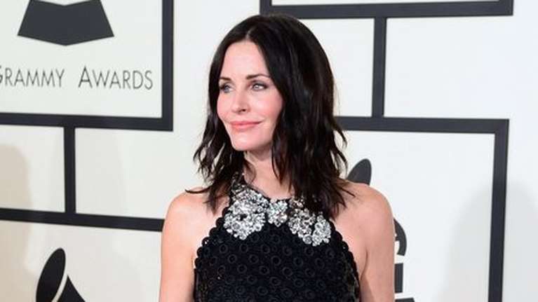 Αγνώριστη η Κόρτνει Κοξ: Η... δραματική αλλαγή στα μαλλιά της υπό απειλή