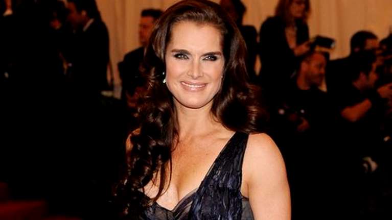 Μπρουκ Σιλντς: Έτσι κυκλοφορεί στο νοσοκομείο μετά το χειρουργείο [Βίντεο]