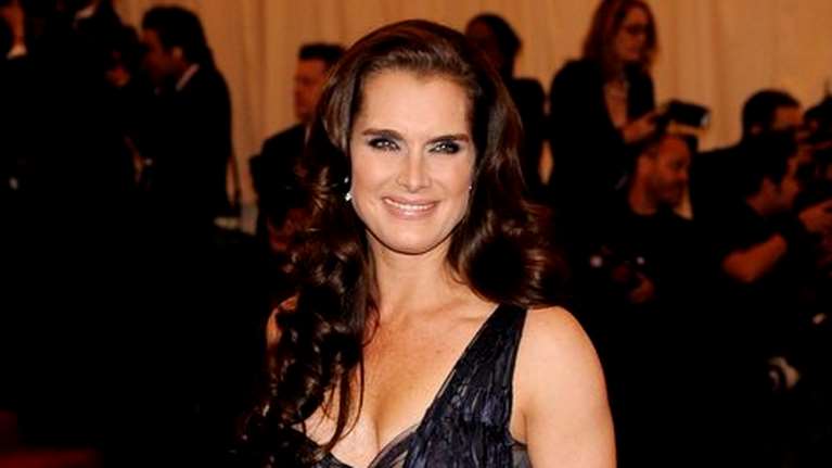 Η Μπρουκ Σιλντς -απόλυτη θεά- ποζάρει με μαγιό αλα... &quot;Γαλάζια Λίμνη&quot;, στα 55 της [εικόνα]