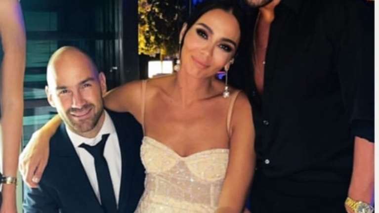 Καλεσμένη σε γάμο η Ολυμπία Χοψονίδου: Εντυπωσιακή με λευκό μπούστο και διαφάνεια και το μαύρο σύνολο με τις glam γόβες