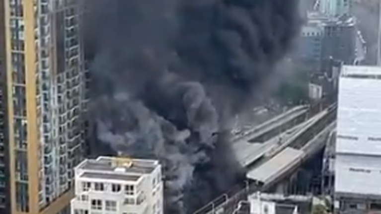 Συναγερμός στο Λονδίνο: Μεγάλη φωτιά κοντά σε σταθμό του μετρό [βίντεο]