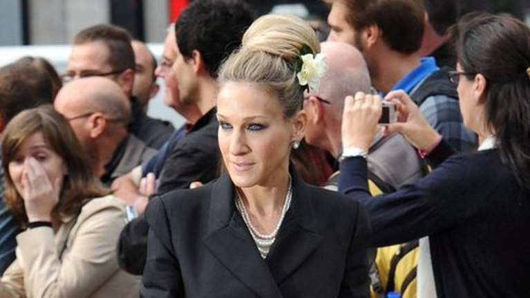 Σάρα Τζέσικα Πάρκερ: Το cozy πλεκτό φόρεμα που θα έκανε περήφανη την Κάρι Μπράντσο