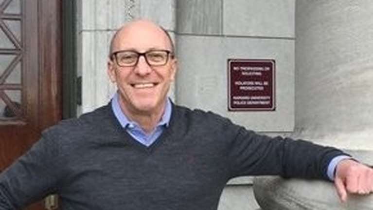 Έλληνας καθηγητής Ιατρικής στο Χάρβαρντ: Επείγουσα ανάγκη να επιστρέψουμε στην κανονική ζωή - Η πανδημία τελειώνει