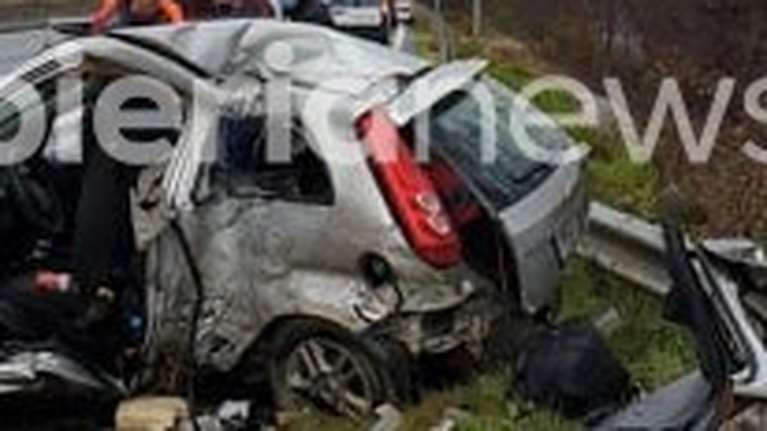 Τραγωδία στη Θεσσαλονίκη: &quot;Έσβησαν&quot; στην άσφαλτο τρία νέα παιδιά, 21 και 22 ετών - Σμπαράλια το όχημα [εικόνα]