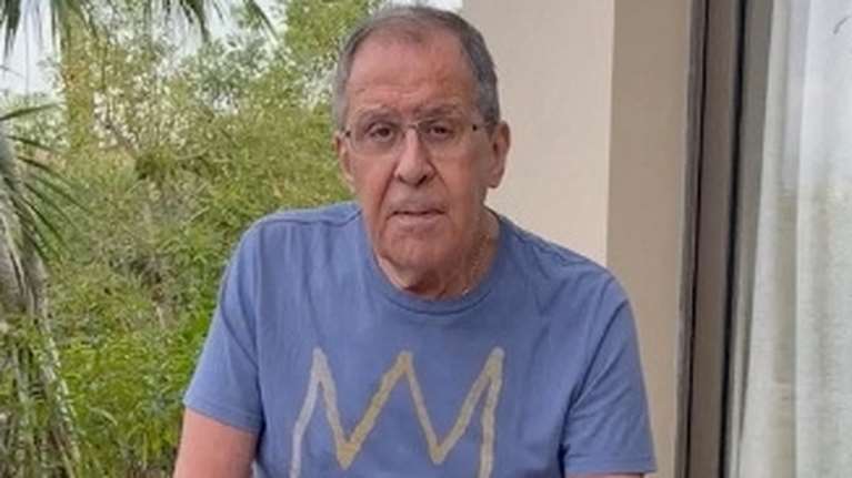 Viral η εμφάνιση του Λαβρόφ στο Μπαλί: Με ρολόι της Apple, iPhone και αμερικανικό t-shirt