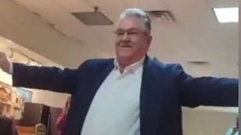 Το βαρύ ζεϊμπέκικο του Δημήτρη Κουτσούμπα στις ΗΠΑ  [βίντεο]