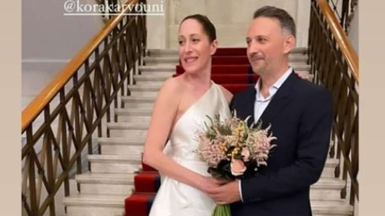Κόρα Καρβούνη: Παντρεύτηκε τον σύντροφό της Παναγιώτη Γαλανό - Δημιουργία Μπράτη το νυφικό [εικόνες]