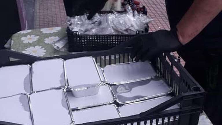 Κορονοϊός και αλληλεγγύη: Ένα βαν γεμάτο φαγητά κάθε μέρα στους δρόμους για όσους έχουν ανάγκη [εικόνες]