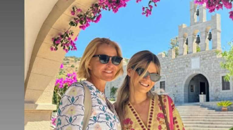 Τζένη Μπαλατσινού: Σε παιδική εκδήλωση στην Πάτμο μαζί με τον Παναγιώτη Αντώνιο