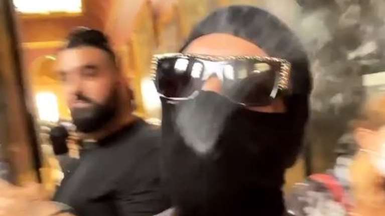 Snik: Πουλάει μαγκιά καπνίζοντας με full face μέσα στο Λούβρο [Εικόνες - Βίντεο]