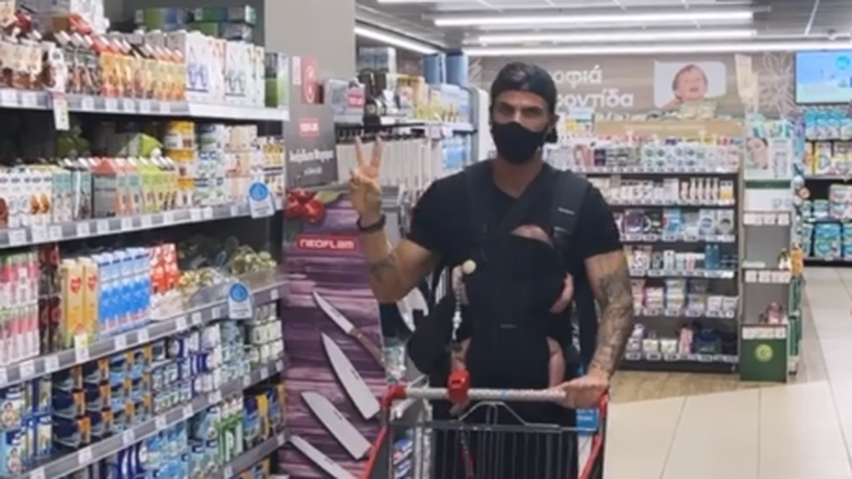 Άκης Πετρετζίκης: Για ψώνια στο σούπερ μάρκετ με το γιο του [Εικόνα]