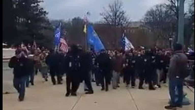 Προκλητικό βίντεο: Αστυνομικοί ανοίγουν τις πύλες στους οπαδούς του Τραμπ για να ορμήσουν στο Καπιτώλιο