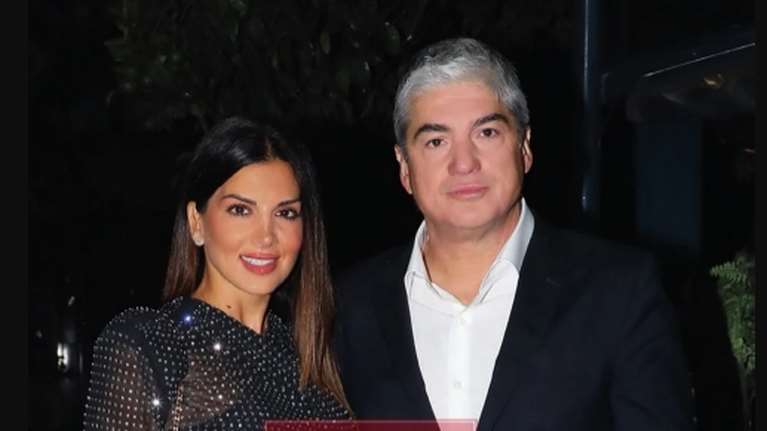 Σταματίνα Τσιμτσιλή: Η βραδινή έξοδος με τον Θέμη Σοφό και το flare jeans από τον οίκο Chanel αξίας 5.000 ευρώ