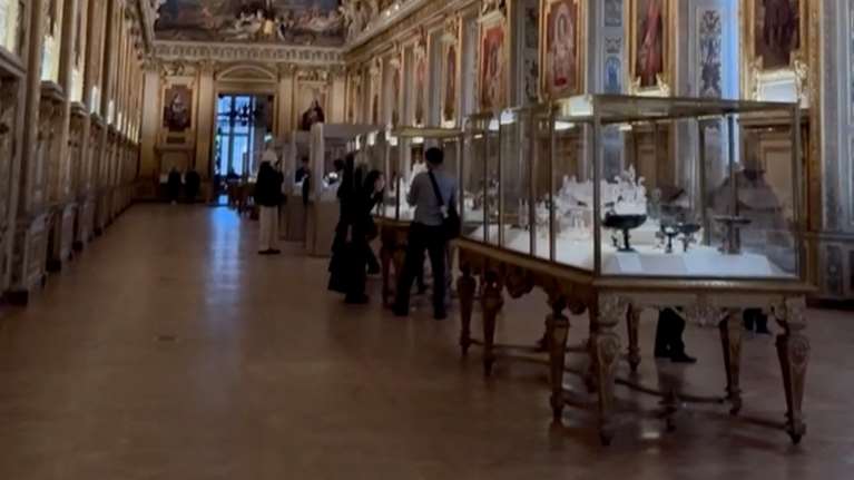 Ληστεία στο Λούβρο: Ανθρωποκυνηγητό για τους τέσσερις δράστες που διέφυγαν με σκούτερ - Δέσμευση Μακρόν ότι τα κοσμήματα θα βρεθούν