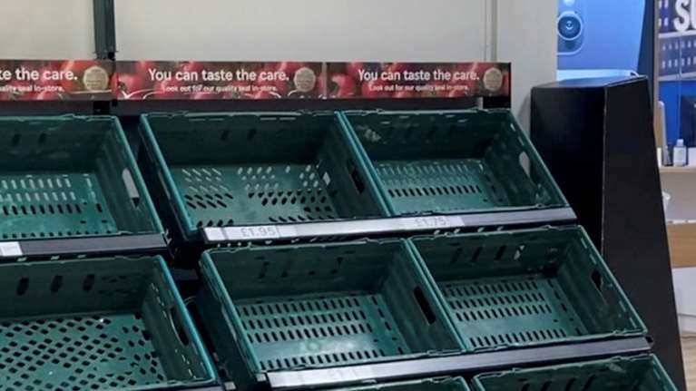 Πρωτοφανές: Αδειασαν τα ράφια στα βρετανικά σούπερ μάρκετ- Μπήκε δελτίο σε φρούτα και λαχανικά