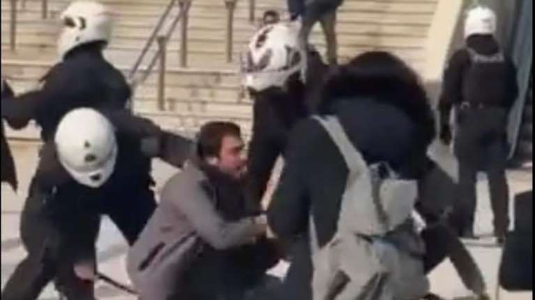 Νέα Σμύρνη: Θύελλα για τη βία των αστυνομικών και τον ξυλοδαρμό πολιτών με μεταλλικό γκλομπ [βίντεο]