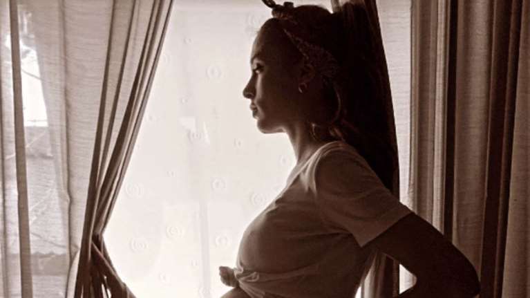 Άκης Πετρετζίκης: Φωτογραφίζει την κούκλα σύντροφό του στο σπίτι τους λίγο πριν γεννήσει