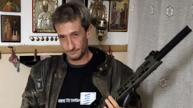 &quot;Να πάνε να ψοφήσουν&quot;: Επιθέσεις μίσους και απίστευτα fake news από τον &quot;συνταγματάρχη των Θεματοφυλάκων&quot; [Βίντεο]