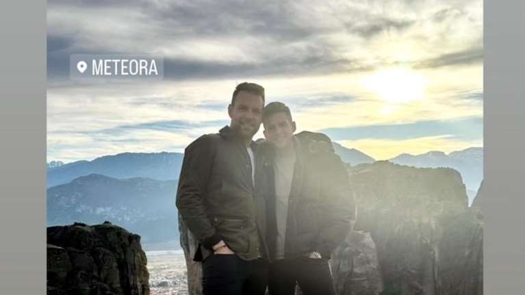 Στέφανος Κασσελάκης: Εξόρμηση με τον Τάιλερ στα Μετέωρα - Η ρομαντική φωτογραφία με φόντο το ηλιοβασίλεμα [εικόνα]