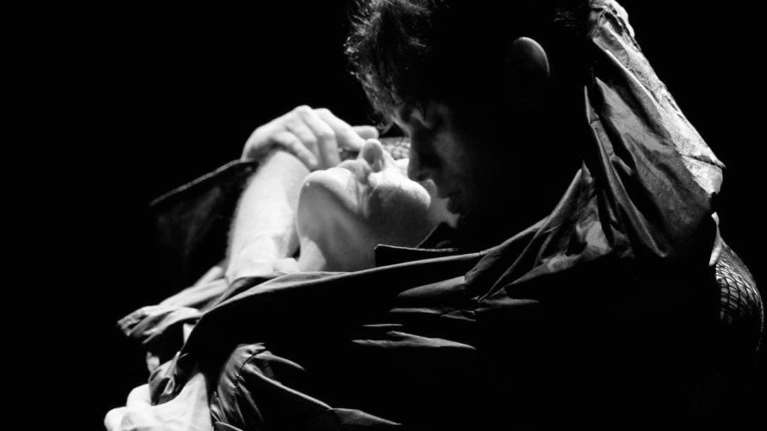 &quot;Κι όμΩς κινείται&quot;: Οχτώ τελευταίες παραστάσεις για την παράσταση &quot;9.25&quot;, στο Θέατρο Ροές