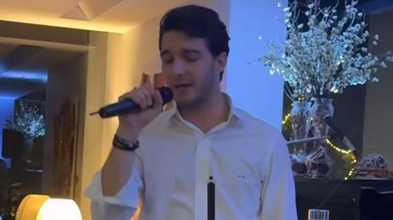 Ο γιος του Κώστα Καραμανλή τραγουδάει Στράτο Διονυσίου και κλέβει την παράσταση - Η ανάρτηση της Σήλιας Κριθαριώτη