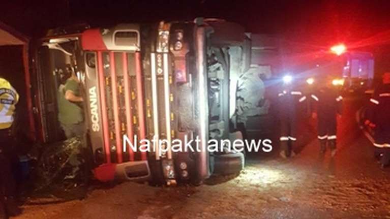 Εκτροπή νταλίκας με ζαχαρωτά τα ξημερώματα στη Φωκίδα - Τραυματίστηκε ο οδηγός