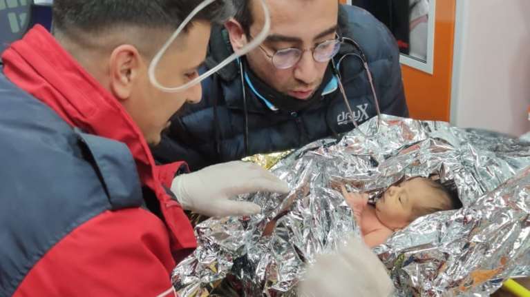 Η μόλις 10 ημερών Yağız είναι το νέο θαύμα στην Τουρκία - Σώθηκε μαζί με τη μητέρα της μετά από 90 ώρες [εικόνα]