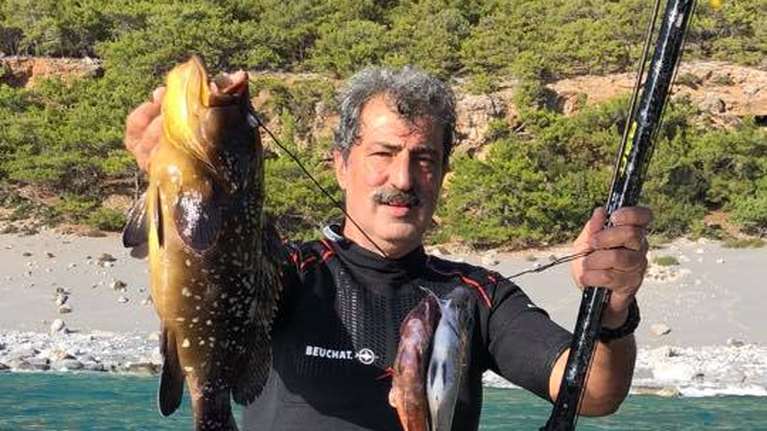 Ψαρεύει ...ροφούς στη νότια Κρήτη ο Παύλος Πολάκης [εικόνες]