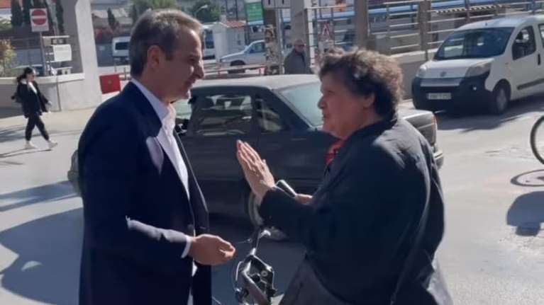 Η βόλτα του Μητσοτάκη στα Χανιά και η συνάντησή του με ποδηλάτισσα - Η συμβουλή που της έδωσε [εικόνες]