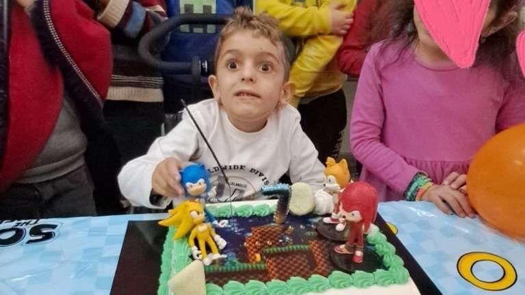 Ο Παναγιώτης - Ραφαήλ έγινε 7 ετών: Το πάρτι στο σχολείο και το ευχαριστώ των γονιών του