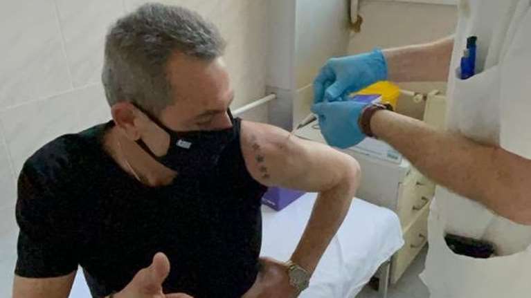 Ο Πάνος Καμμένος, αδύνατος και με τατουάζ στο μπράτσο, πήγε στη Σερβία και εμβολιάστηκε με Sputnik