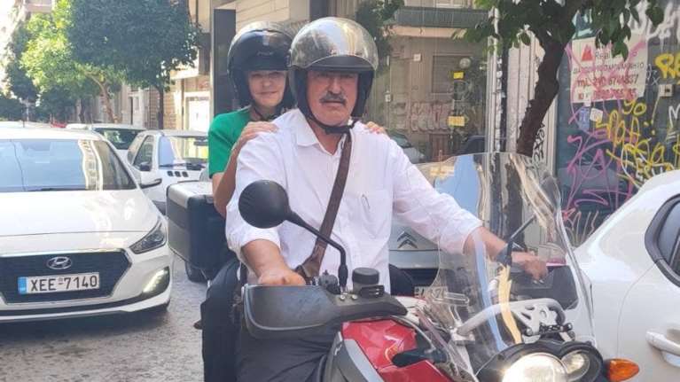 Με την Τζάκρη πάνω στη μηχανή ο Πολάκης - Εριστικό μήνυμα σε Αχτσιόγλου: &quot;Έφη, ερχόμαστε&quot;