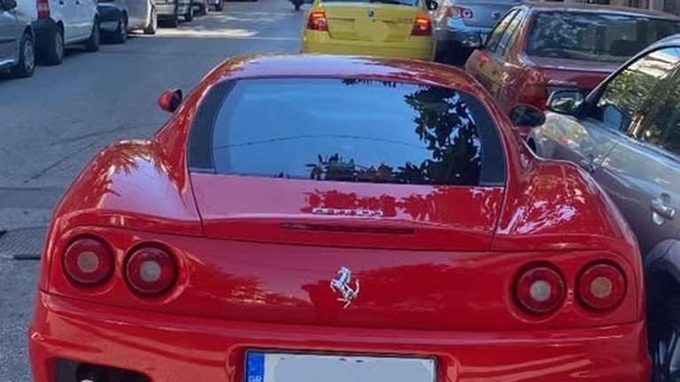 &quot;Χαμός&quot; με την διπλοπαρκαρισμένη Ferrari στο Αιγάλεω- &quot;Πάλι καλά που έκλεισε τον καθρέφτη&quot;