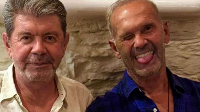 Ο Πέτρος Κωστόπουλος υποδέχεται τον Σεπτέμβριο στη Μύκονο - Η φωτογραφία από την πλαζ