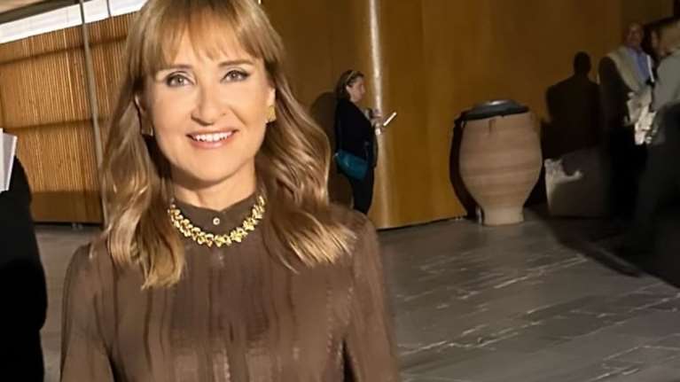 Μάρα Ζαχαρέα: Mε δαντελένια κόκκινη δημιουργία σε λαμπερό πάρτι