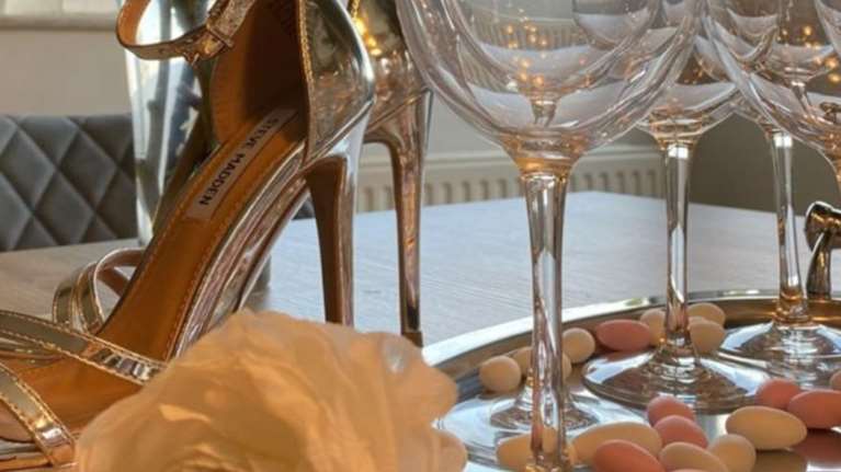 Παντρεύτηκε γνωστή παρουσιάστρια ειδήσεων - Οι φωτογραφίες από τον γάμο &amp; το υπέροχο νυφικό