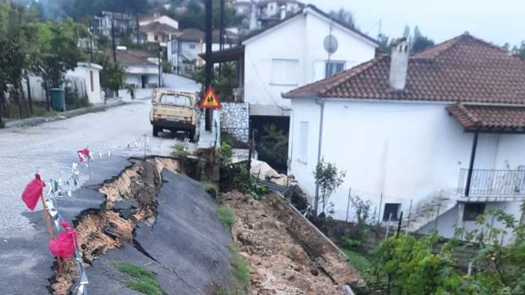Πτώση βράχου και προβλήματα από την κακοκαιρία σε Καλαμπάκα και Μετέωρα [εικόνες - βίντεο]