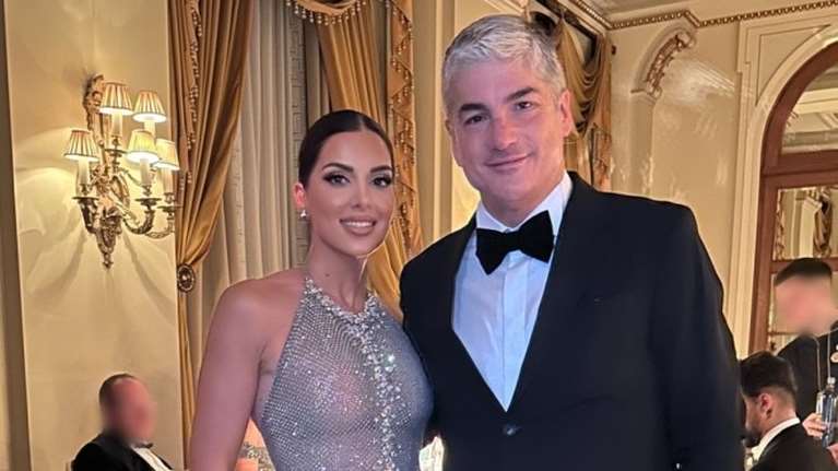 Σταματίνα Τσιμτσιλή: Απαστράπτουσα με embellished φόρεμα στον γάμο της Αλεξάνδρας Χατζηγεωργίου [Εικόνες]