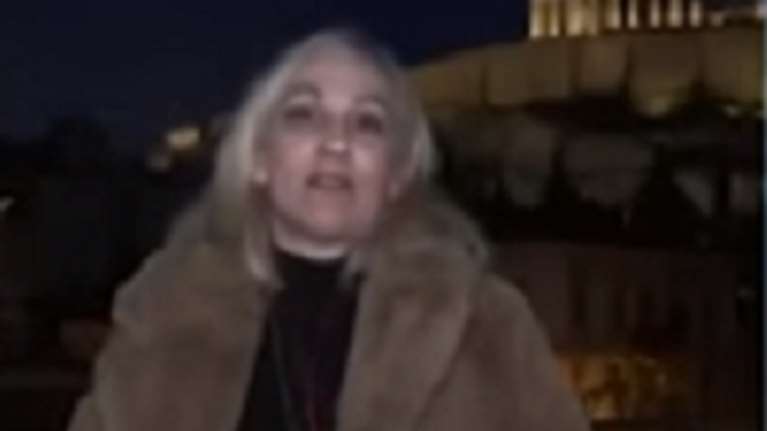 Viral η δημοσιογράφος της ΕΡΤ επειδή τη διέκοψαν στον αέρα: "Μια στιγμή να πω όλο το ρεπορτάζ"
