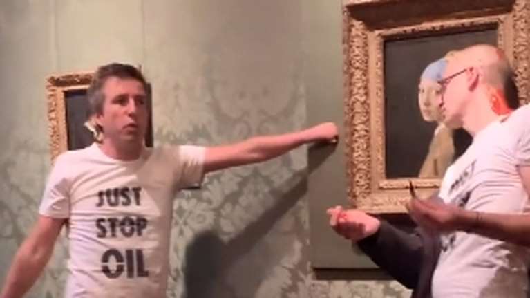 Ακτιβιστές για το κλίμα έβαλαν στο στόχαστρο και τον διάσημο πίνακα &quot;Το Κορίτσι με το μαργαριταρένιο σκουλαρίκι&quot; [Βίντεο]