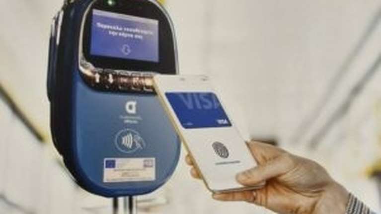 Πρεμιέρα για τις ανέπαφες πληρωμές σε Μετρό, Τραμ, Λεωφορεία και Τρόλεϊ - Τα οφέλη για τον επιβάτη