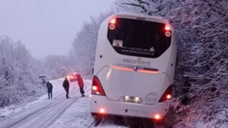 Επιχείρηση απεγκλωβισμού επιβατών πούλμαν στη Νάουσα: Μεταφέρθηκαν περίπου 100 άτομα - Κοντά στο χιονοδρομικό κέντρο 3-5 Πηγάδια