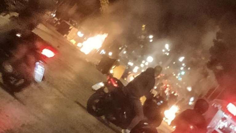 Ζωγράφου: Ένταση έξω από την Πανεπιστημιούπολη - Φωτιές σε κάδους, παρέμβαση της ΕΛΑΣ με &quot;Αίαντα&quot;