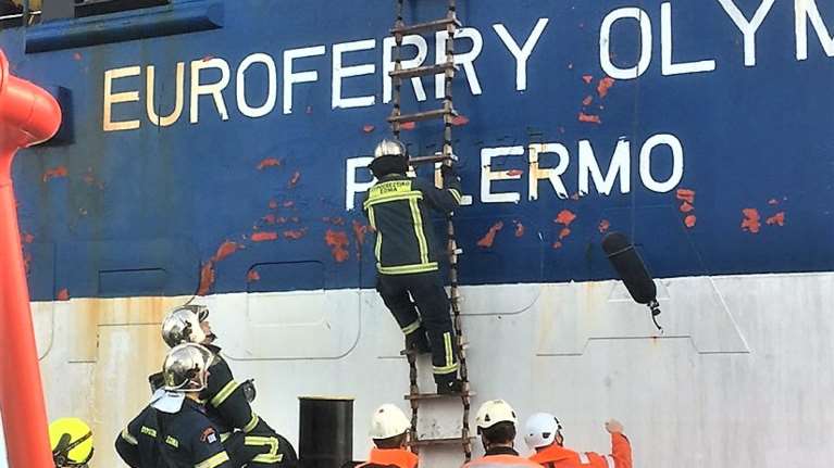 Kαπνοί από το Euroferry Olympia: Προσπαθούν να ανοίξουν τον καταπέλτη - 3 αγνοούμενοι ακόμη