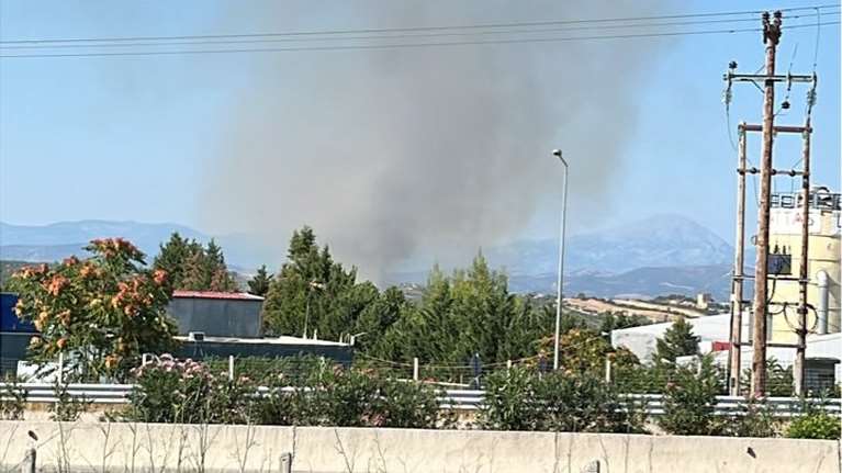 Φωτιά στο Σχηματάρι κοντά στα διόδια: Σηκώθηκαν 6 εναέρια μέσα
