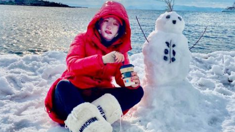 Ιωάννα Παλιοσπύρου: Απόλαυσε το χιονισμένο τοπίο και έφτιαξε χιονάνθρωπο [εικόνες]