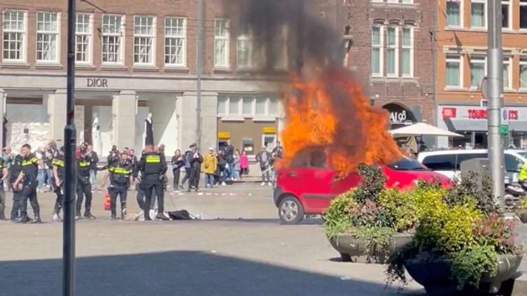 Ολλανδία: Έκρηξη σε αυτοκίνητο στην πιο κεντρική πλατεία του Άμστερνταμ - Συνελήφθη ο οδηγός [βίντεο]
