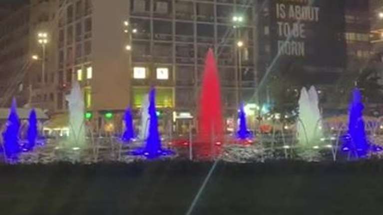 Στα χρώματα της γαλλικής σημαίας φωταγωγήθηκε το σιντριβάνι της Ομονοίας [βίντεο]