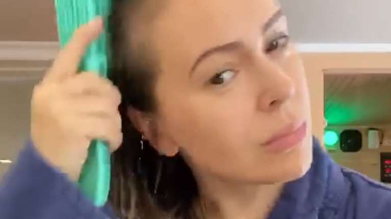 Αλίσα Μιλάνο: Δείχνει πώς της πέφτουν τα μαλλιά από τον κορονοϊό - Έχει ακόμα συμπτώματα [βίντεο]