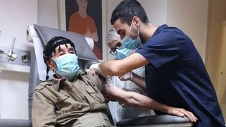 Προχωρούν οι εμβολιασμοί στους άνω των 85 ετών: 100χρονος από την Κρήτη, ο μεγαλύτερος σε ηλικία